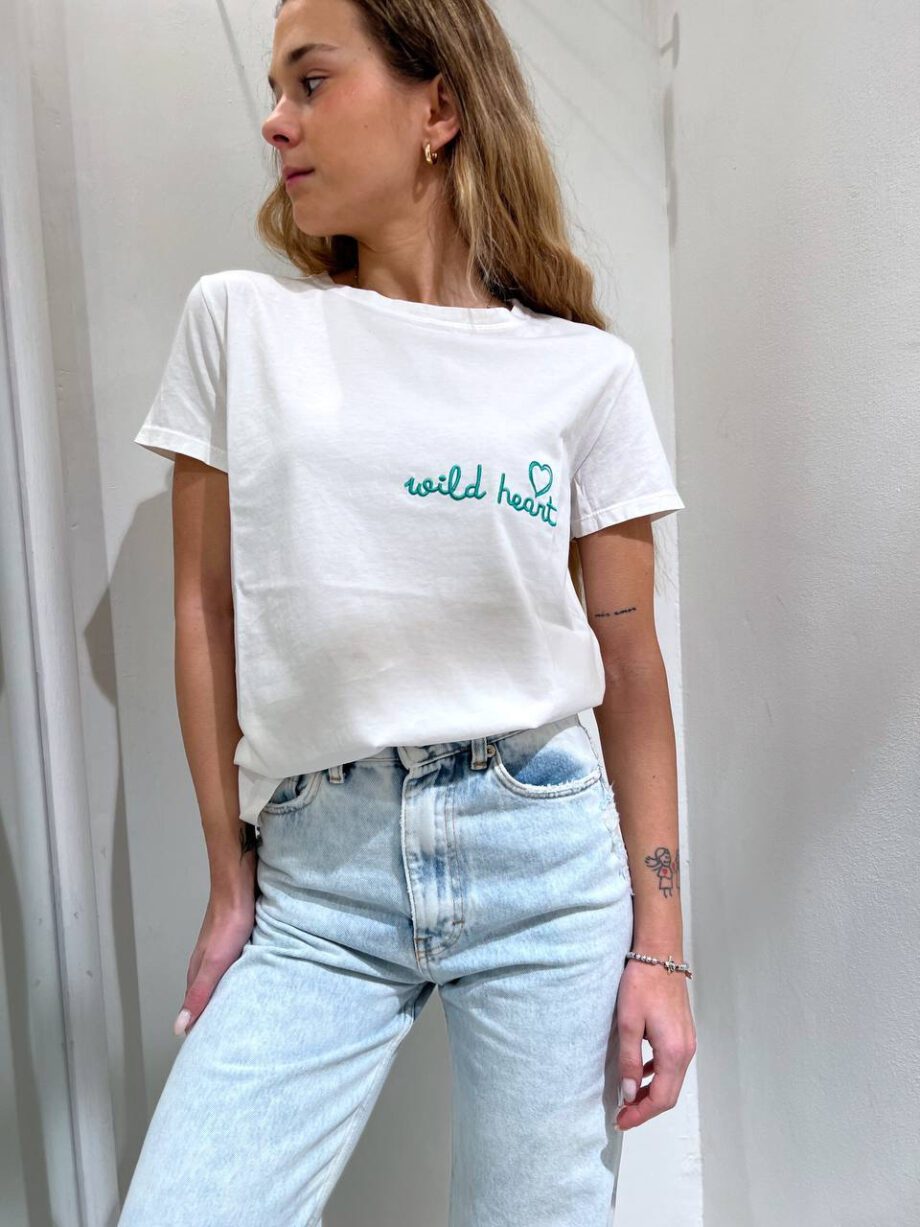 Shop Online T-shirt girocollo bianca con scritta ricamo verde Vicolo