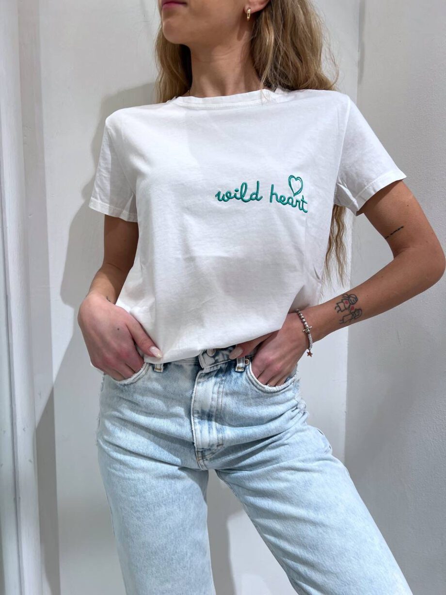 Shop Online T-shirt girocollo bianca con scritta ricamo verde Vicolo