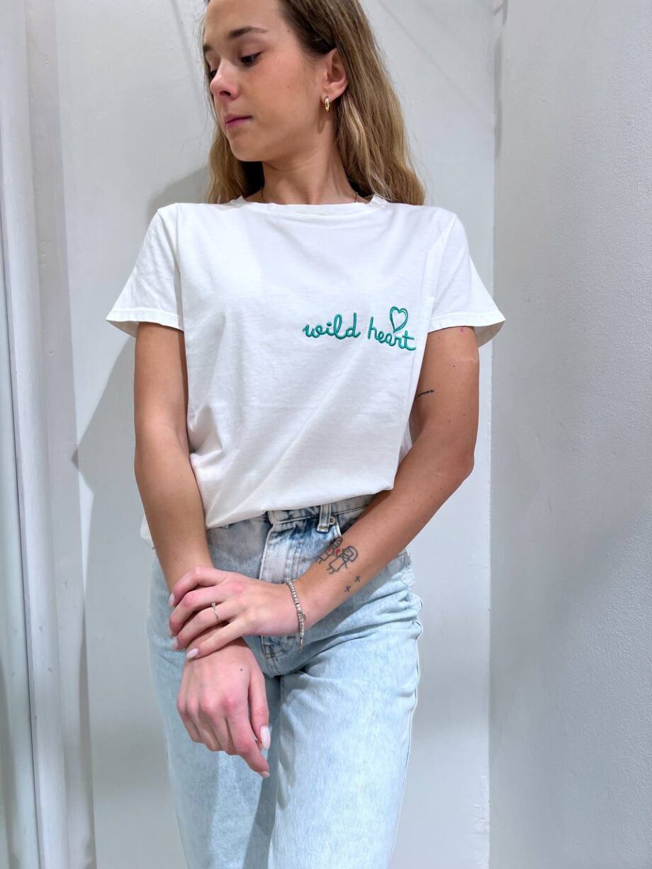 Shop Online T-shirt girocollo bianca con scritta ricamo verde Vicolo