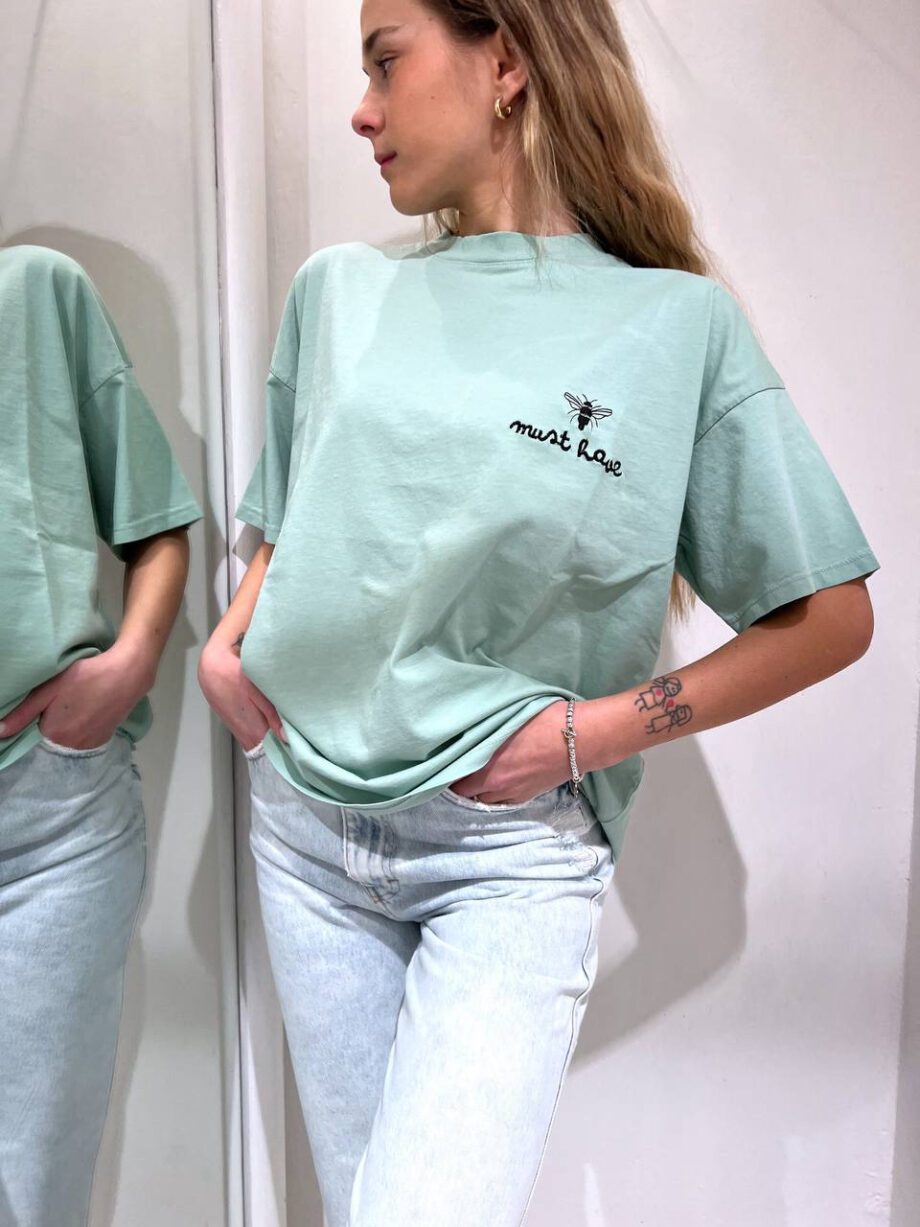 Shop Online T-shirt oversize menta con scritta ricamo Vicolo