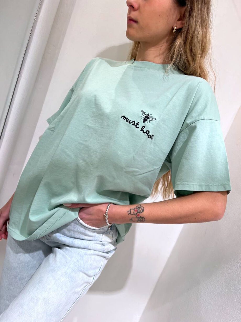 Shop Online T-shirt oversize menta con scritta ricamo Vicolo