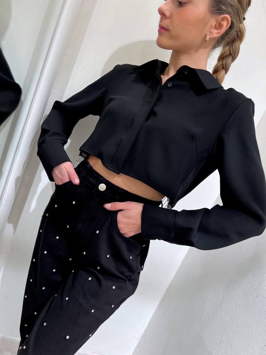 Shop Online Camicia crop nera con strass pendenti The Lulù