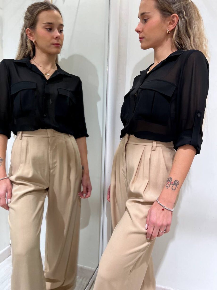 Shop Online Camicia semitrasparente con tasche nera Kontatto