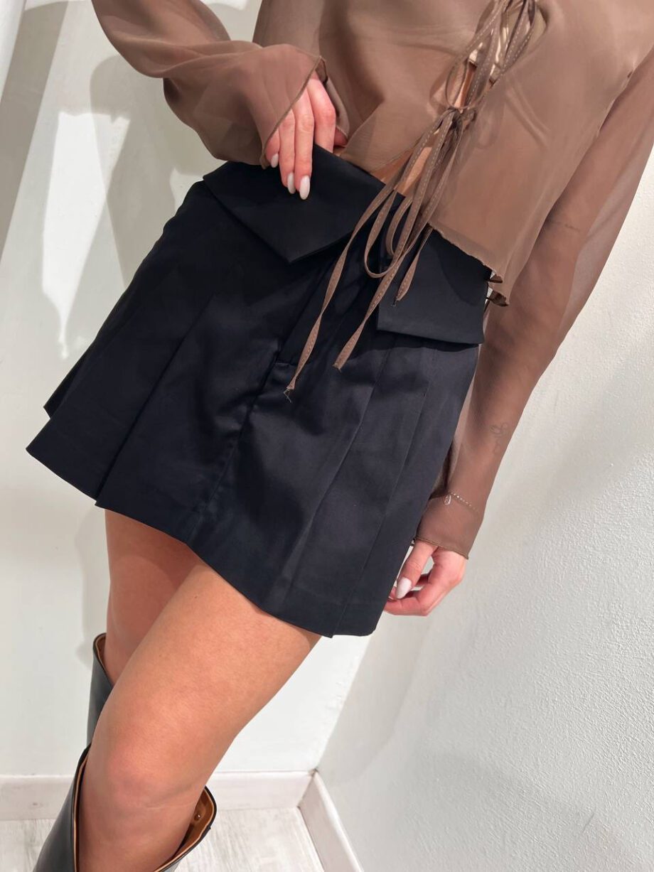 Shop Online Minigonna pantaloncino nero con risvolto vita The Lulù