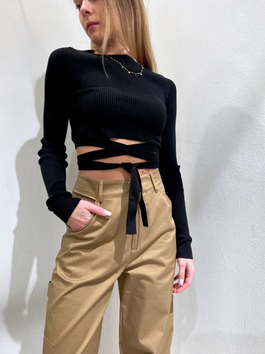 Shop Online Top crop in maglia nero con lacci The Lulù