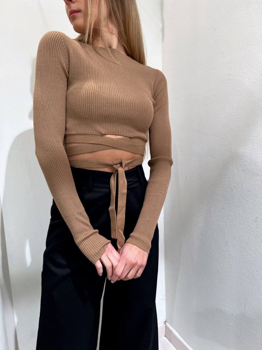 Shop Online Top crop in maglia nocciola con lacci The Lulù