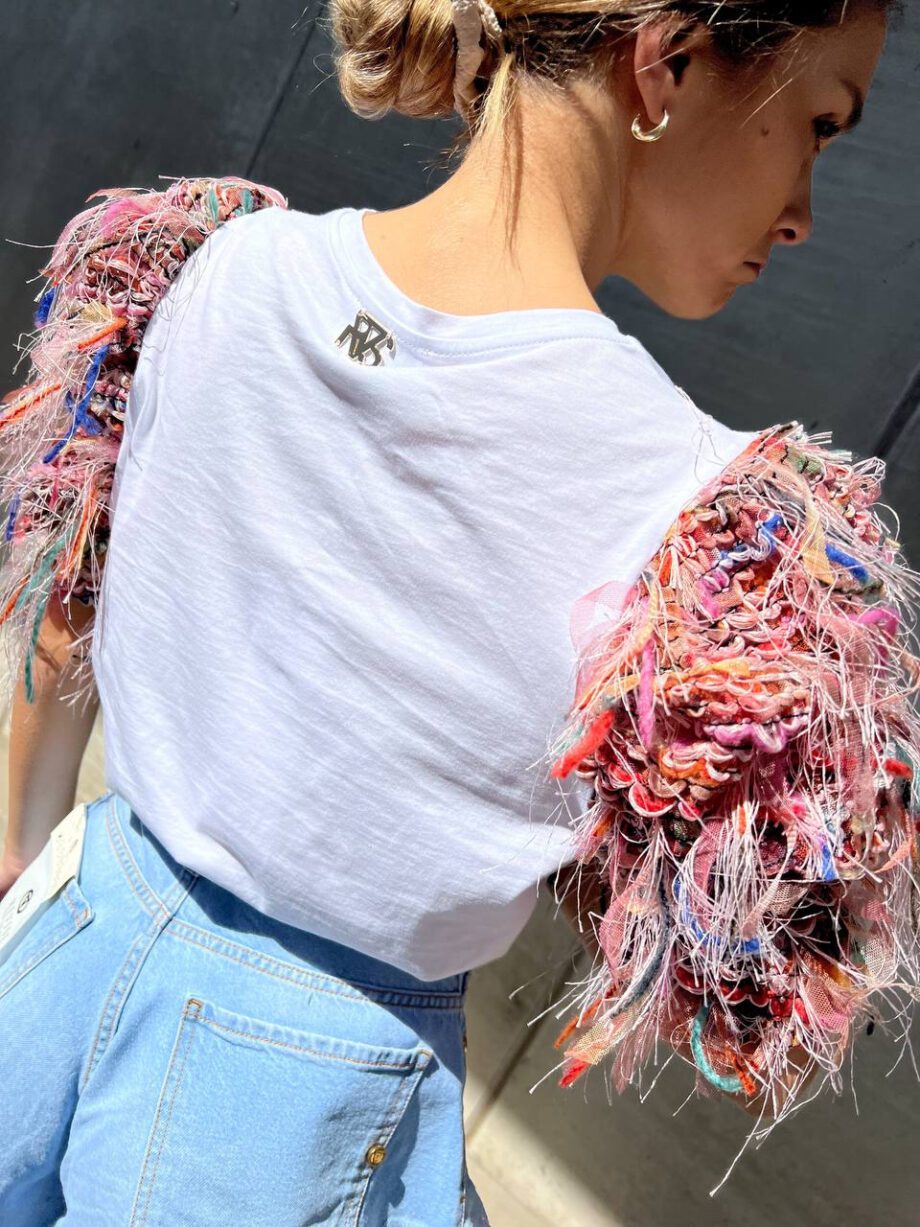 Shop Online T-shirt bianca con maniche tulle e frange colorate Revise