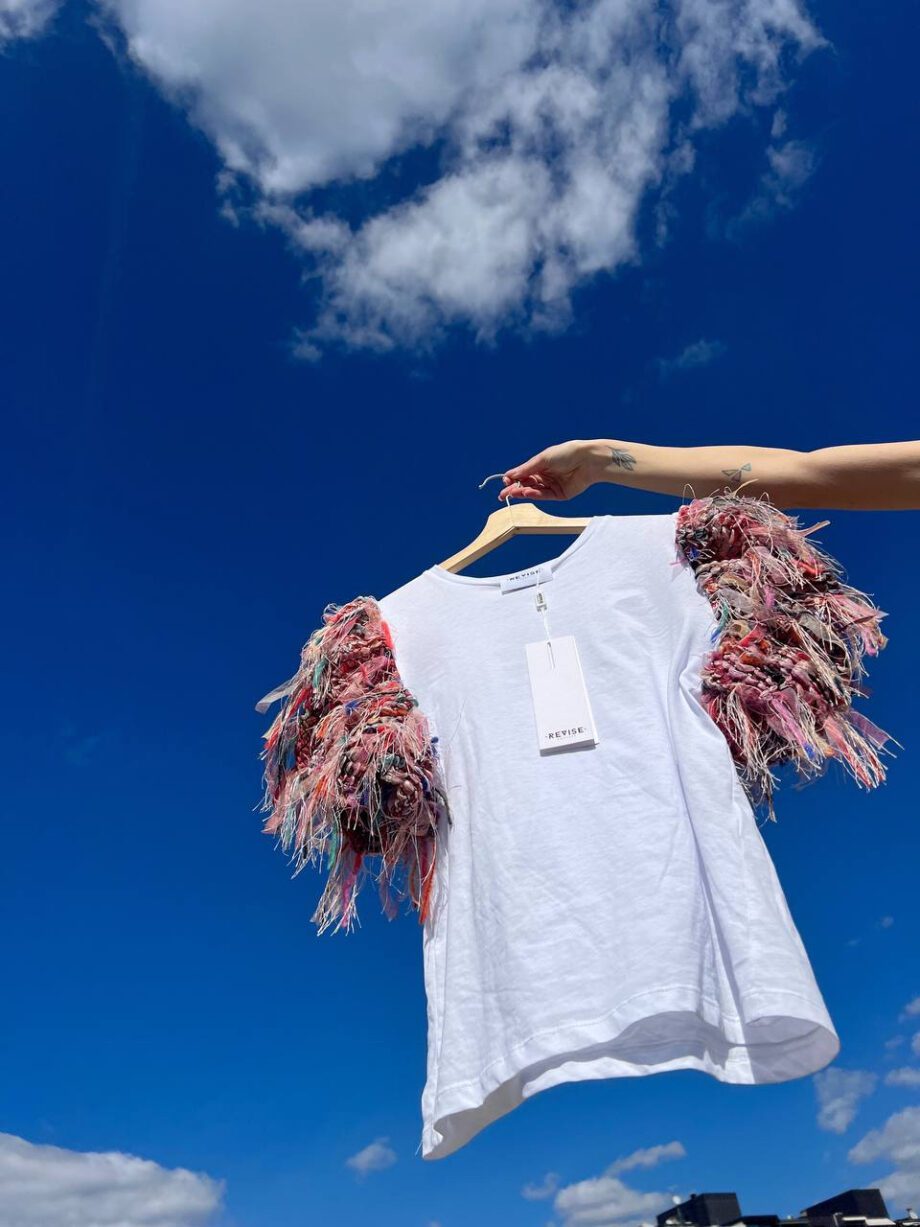 Shop Online T-shirt bianca con maniche tulle e frange colorate Revise