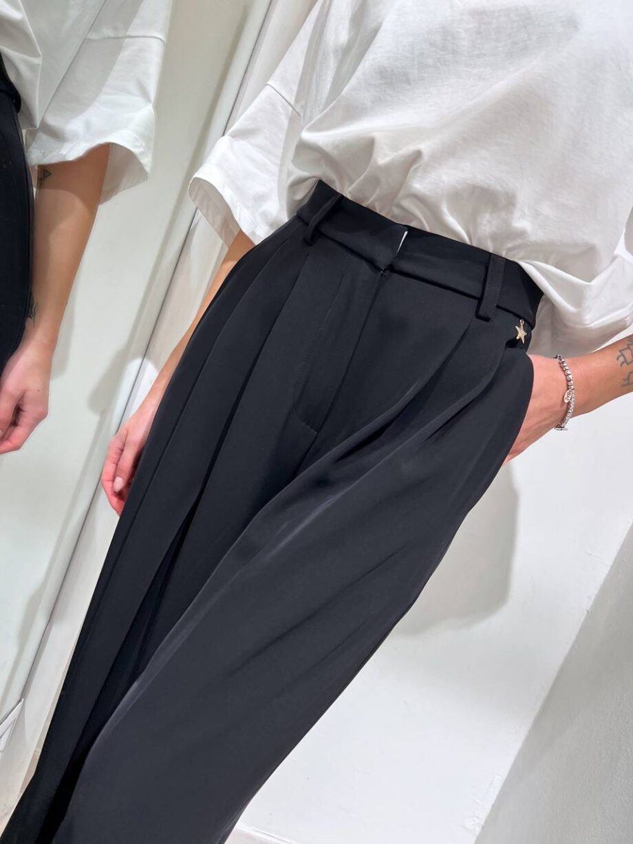 Shop Online Pantalone nero ampio con pinces Souvenir