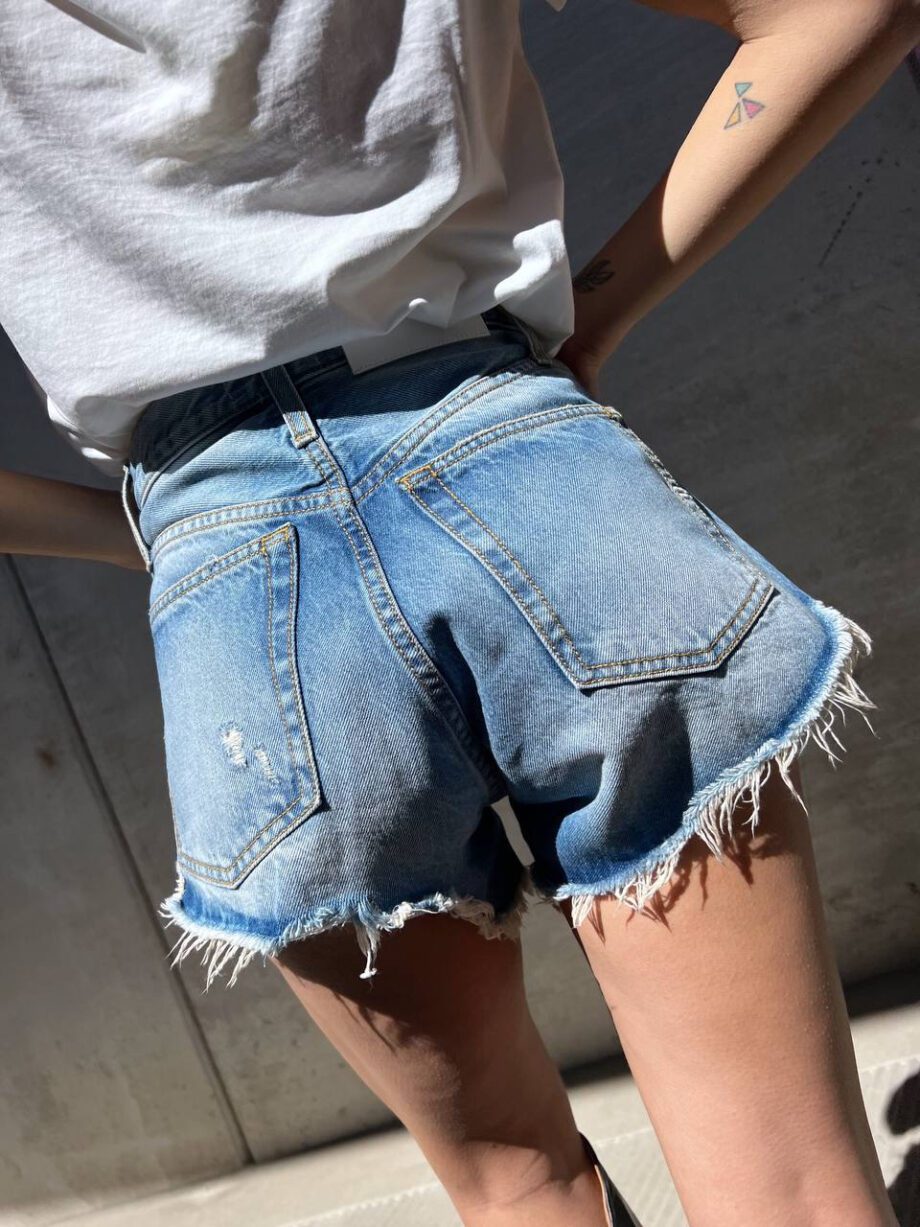 Shop Online Short in jeans sfrangiati bottoni gioiello Vicolo