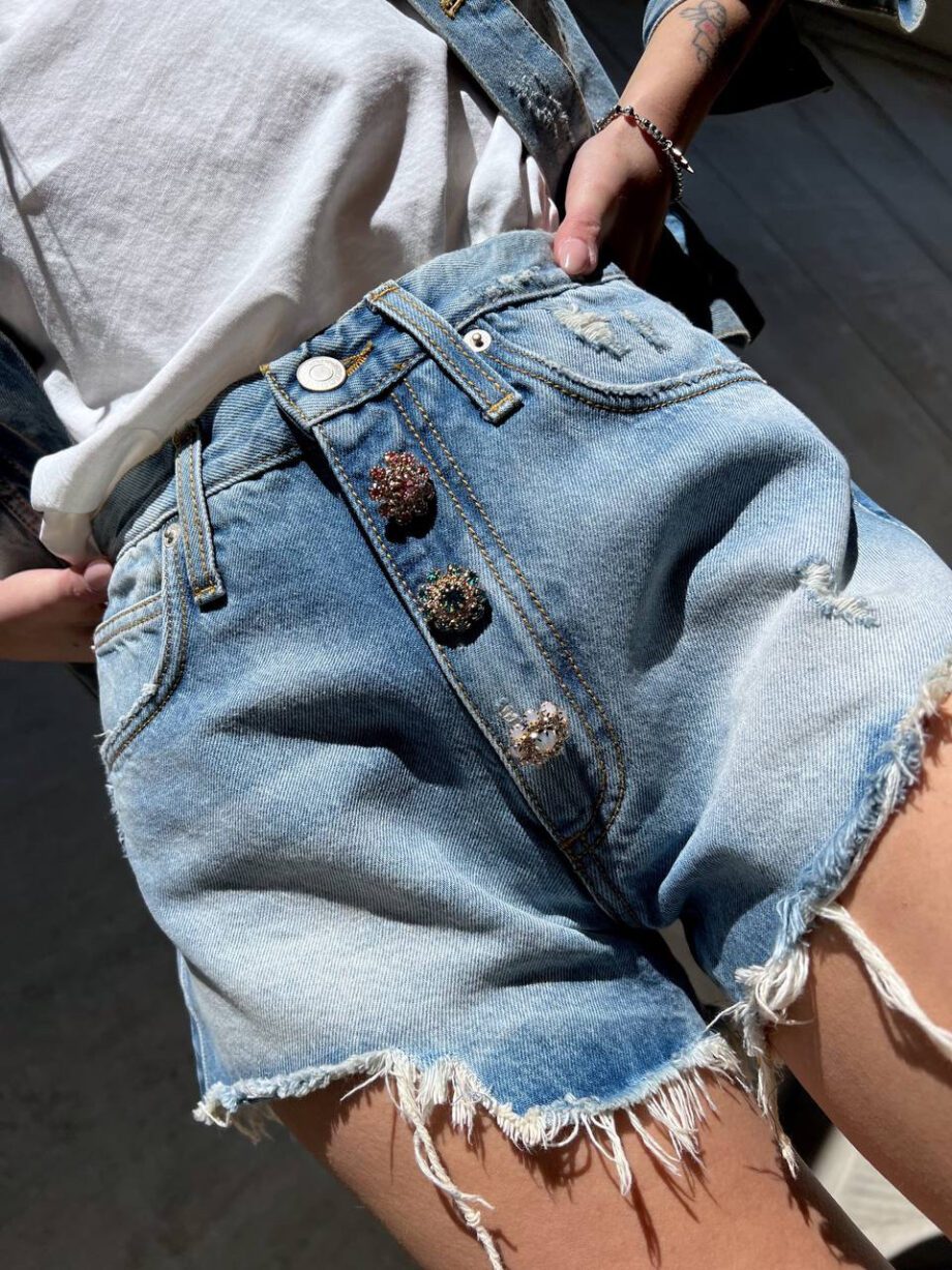 Shop Online Short in jeans sfrangiati bottoni gioiello Vicolo