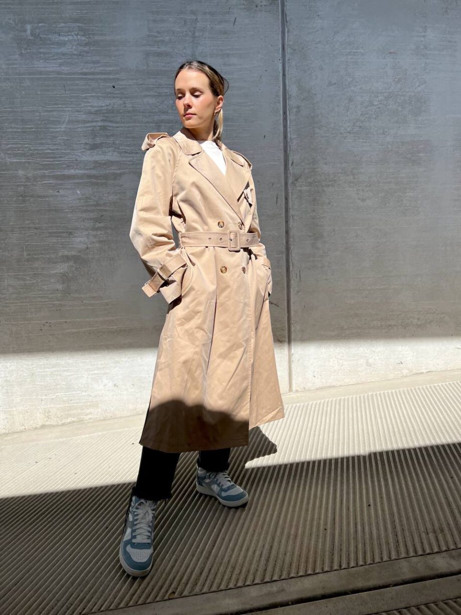 Shop Online Trench impermeabile lungo beige con scritta Vicolo