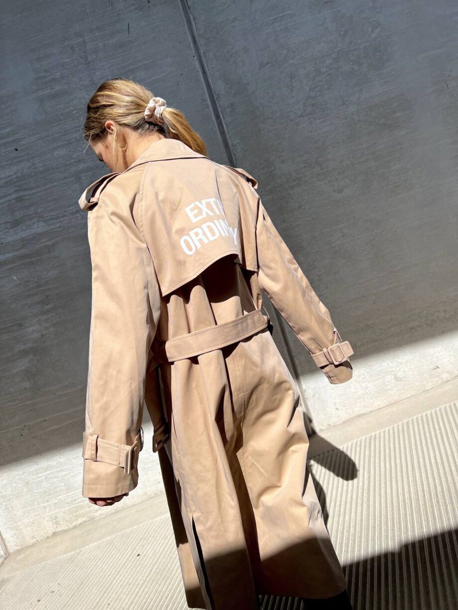 Shop Online Trench impermeabile lungo beige con scritta Vicolo