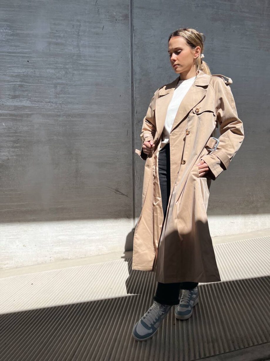 Shop Online Trench impermeabile lungo beige con scritta Vicolo