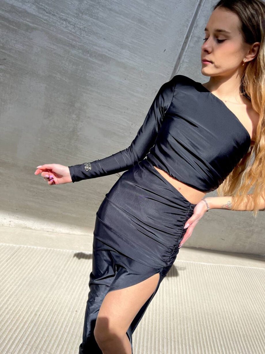 Shop Online Vestito lungo nero cut out con spacco Revise