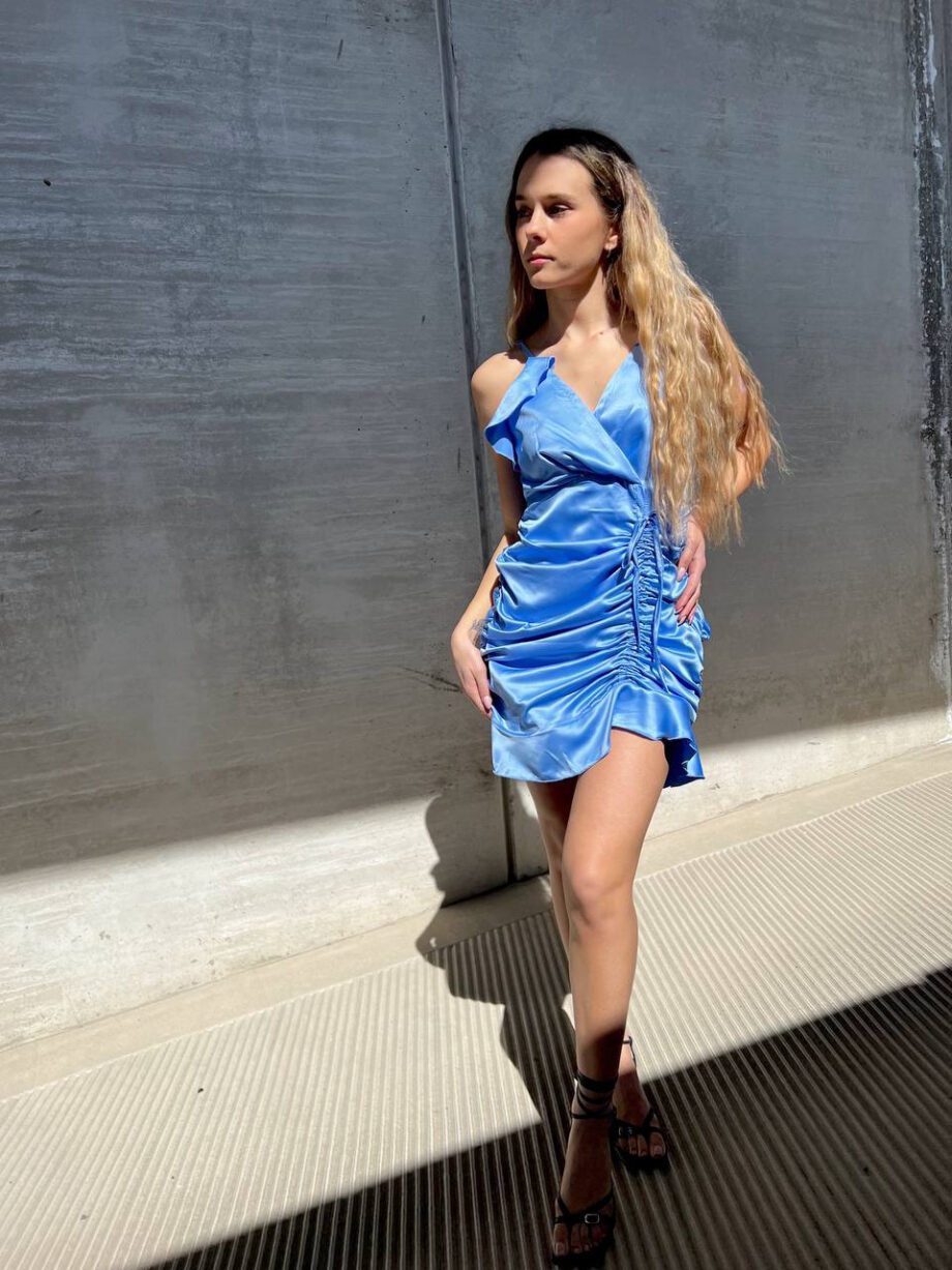 Shop Online Vestito Jenna corto in raso arricciato azzurro Odì Odì