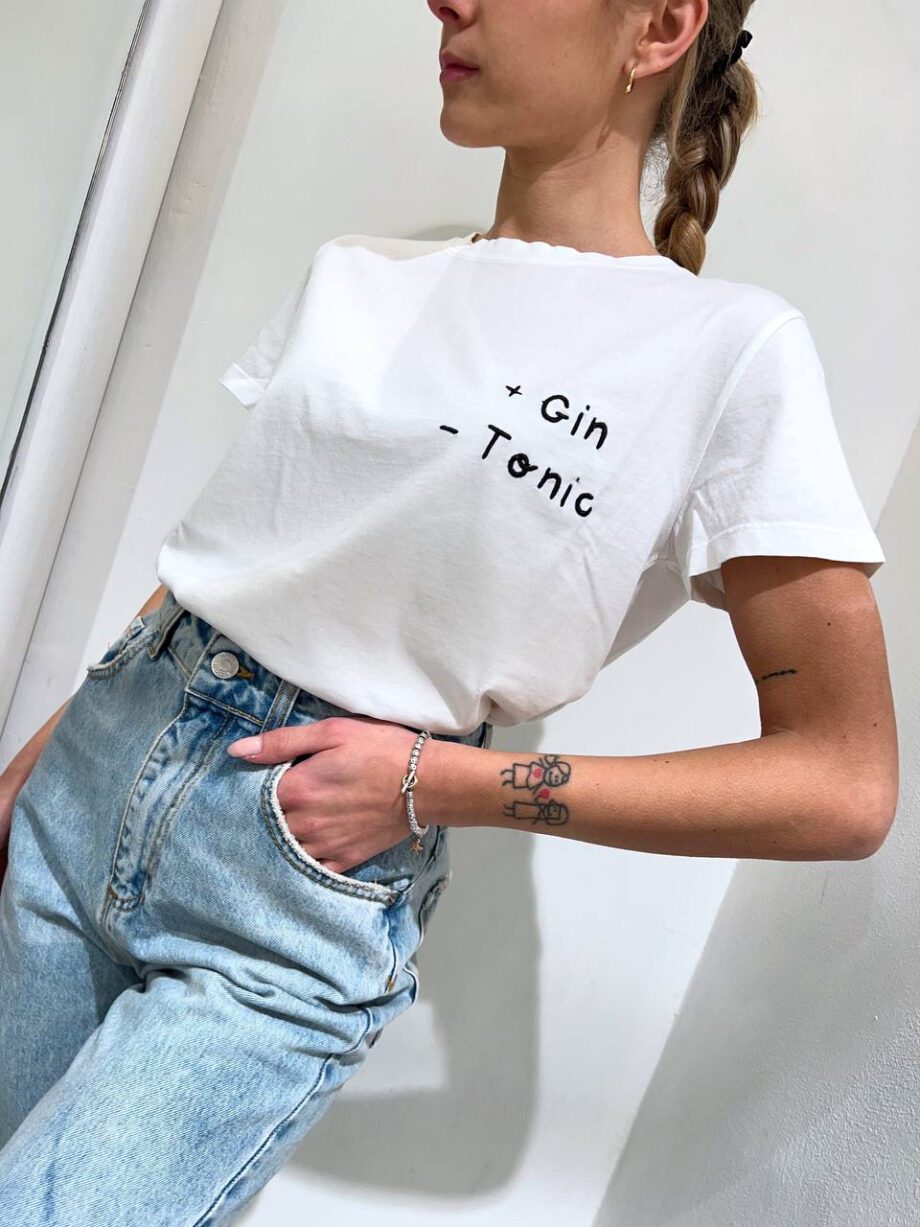 Shop Online T-shirt bianca con scritta ricamo +gin -tonic Vicolo