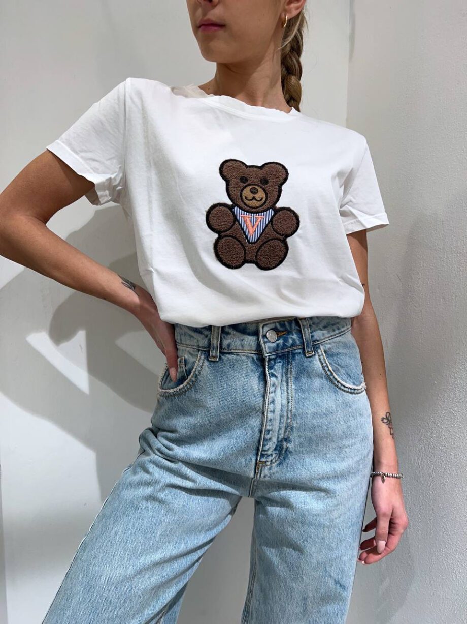 Shop Online T-shirt bianca con scritta patch orso Vicolo