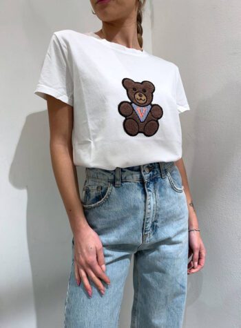 Shop Online T-shirt bianca con scritta patch orso Vicolo