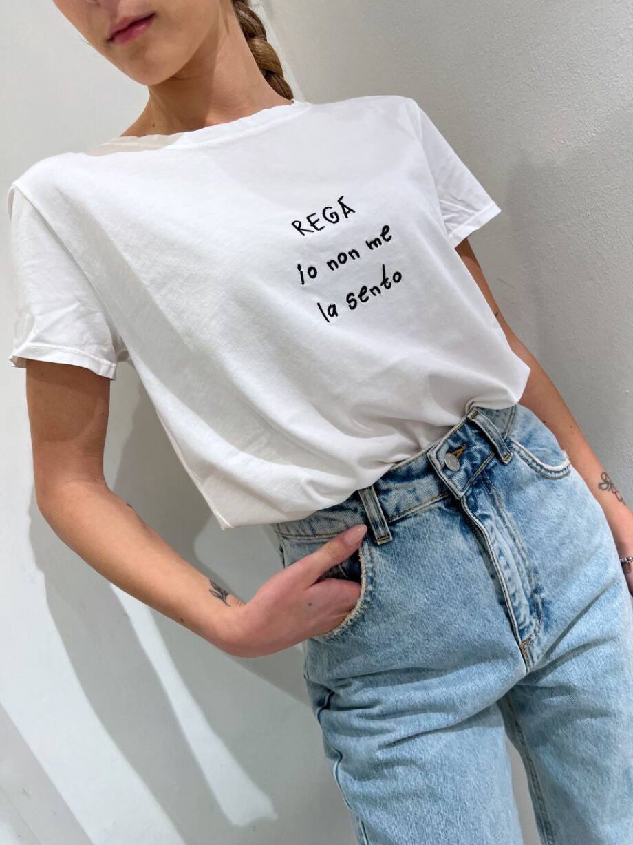 Shop Online T-shirt bianca con scritta ricamo centrale Vicolo