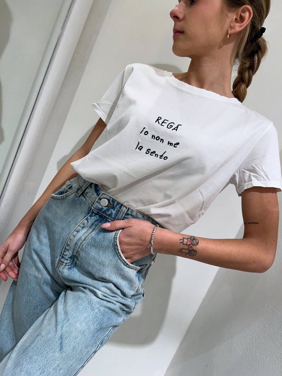 Shop Online T-shirt bianca con scritta ricamo centrale Vicolo