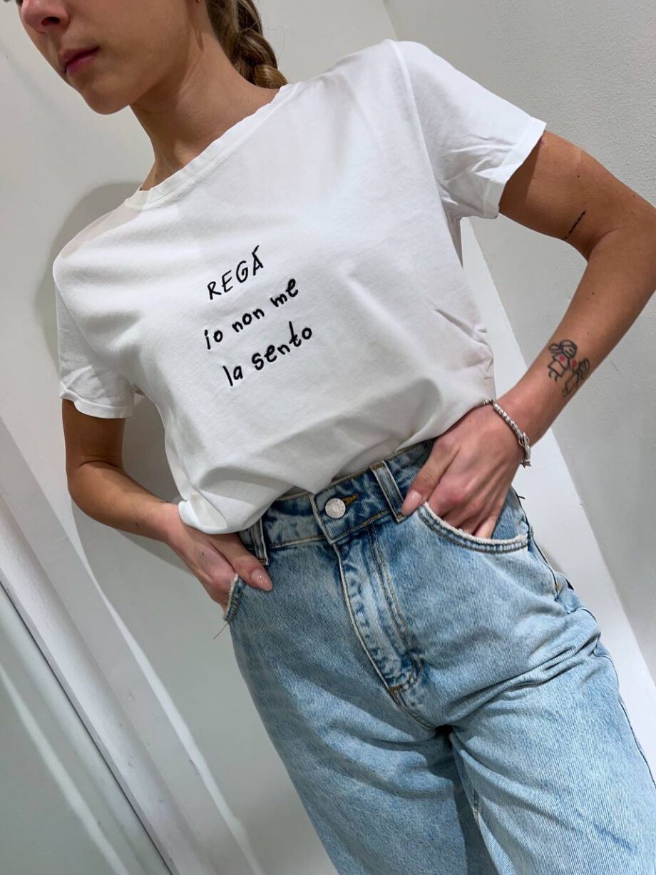 Shop Online T-shirt bianca con scritta ricamo centrale Vicolo