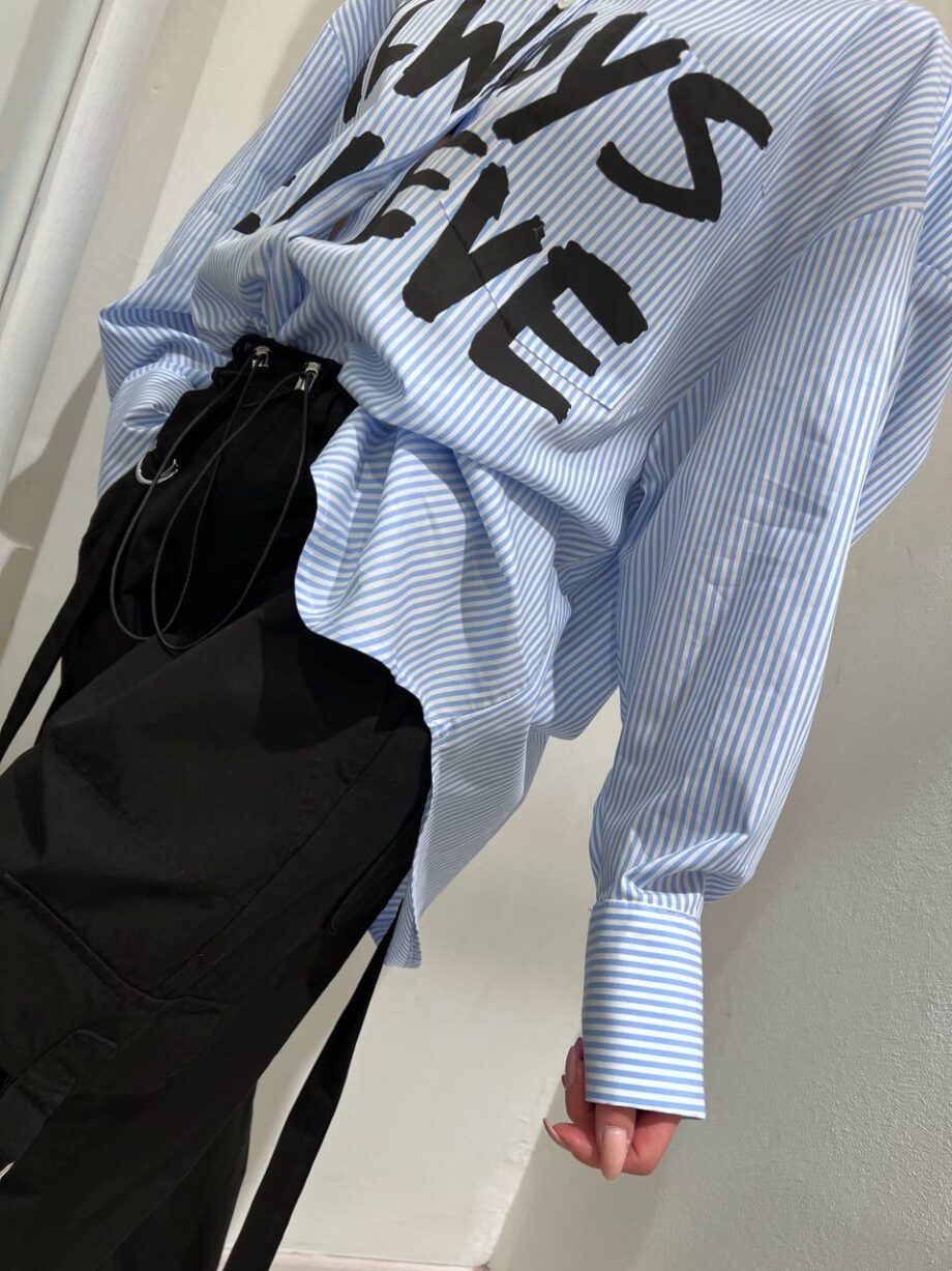 Shop Online Camicia a righe azzurra con scritta nera Vicolo