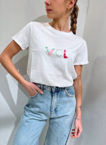 Shop Online T-shirt bianca con scritta ricamo VCL fiori Vicolo