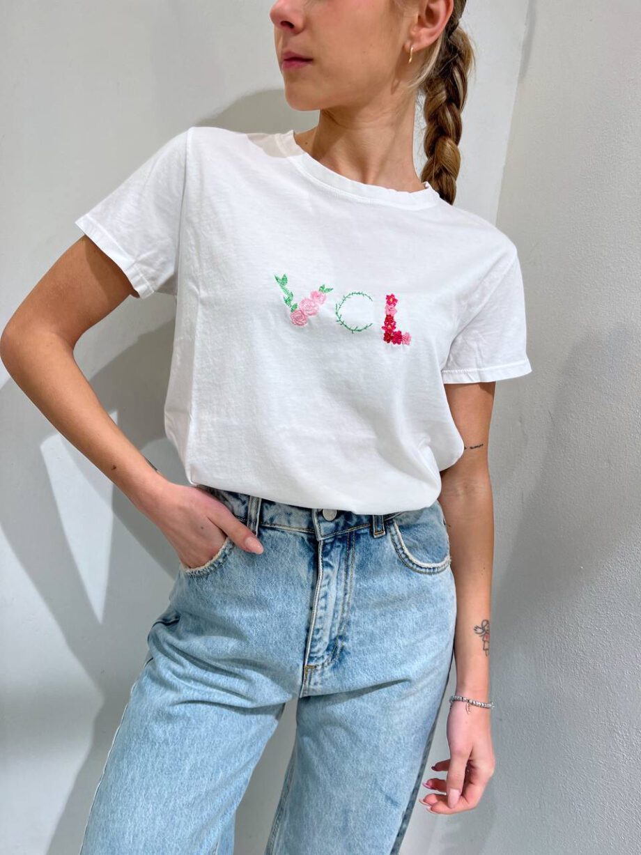 Shop Online T-shirt bianca con scritta ricamo VCL fiori Vicolo