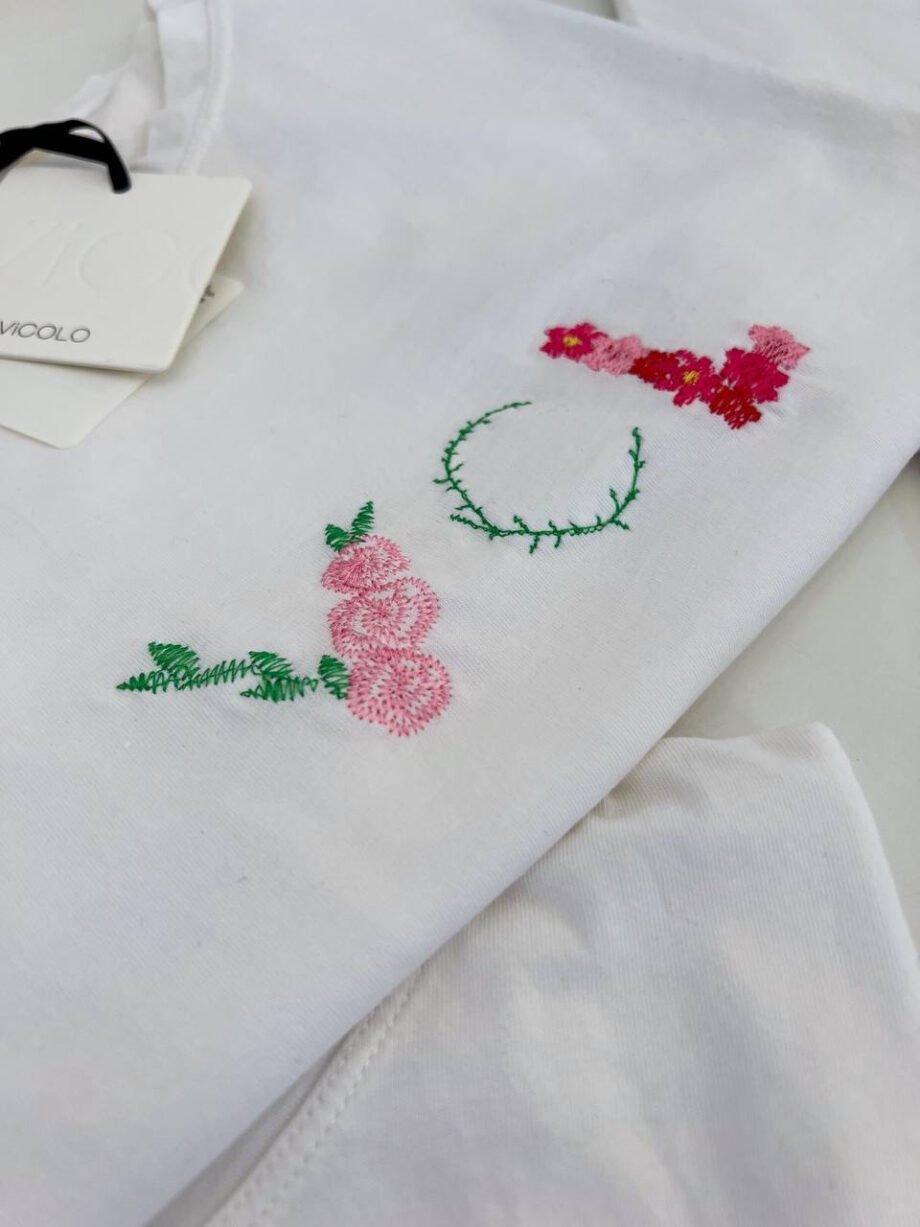 Shop Online T-shirt bianca con scritta ricamo VCL fiori Vicolo