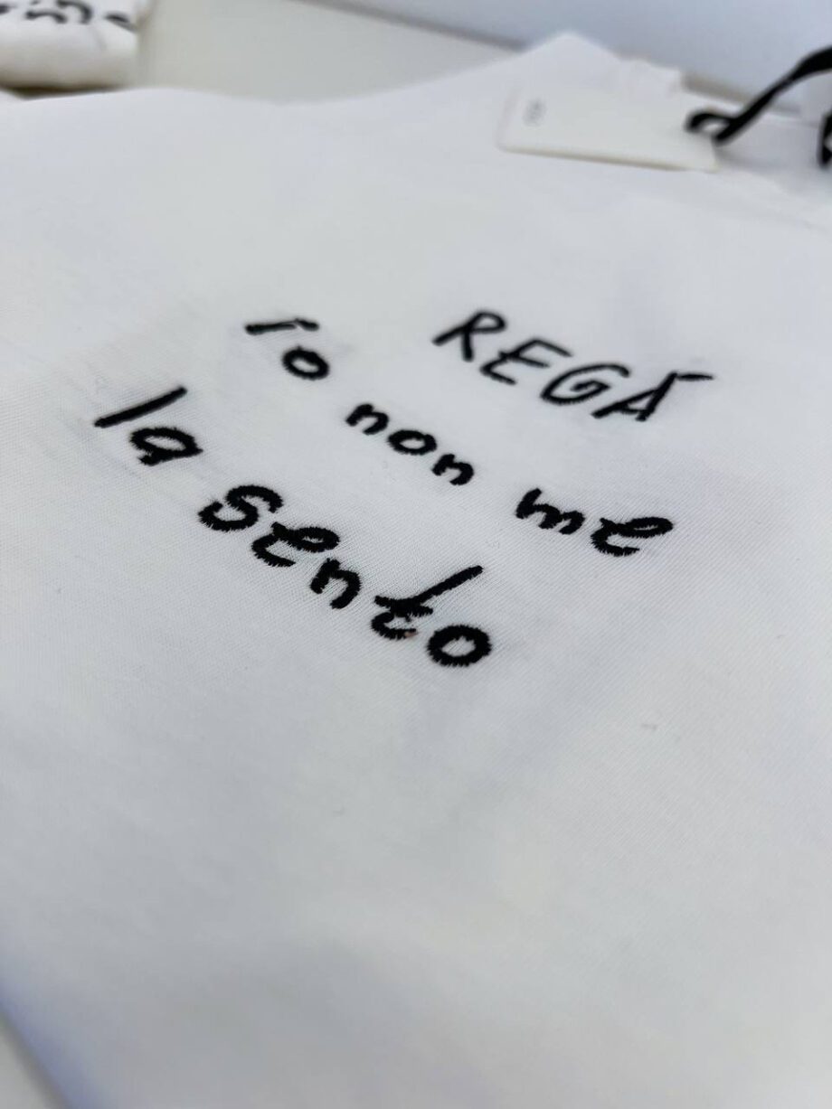 Shop Online T-shirt bianca con scritta ricamo centrale Vicolo