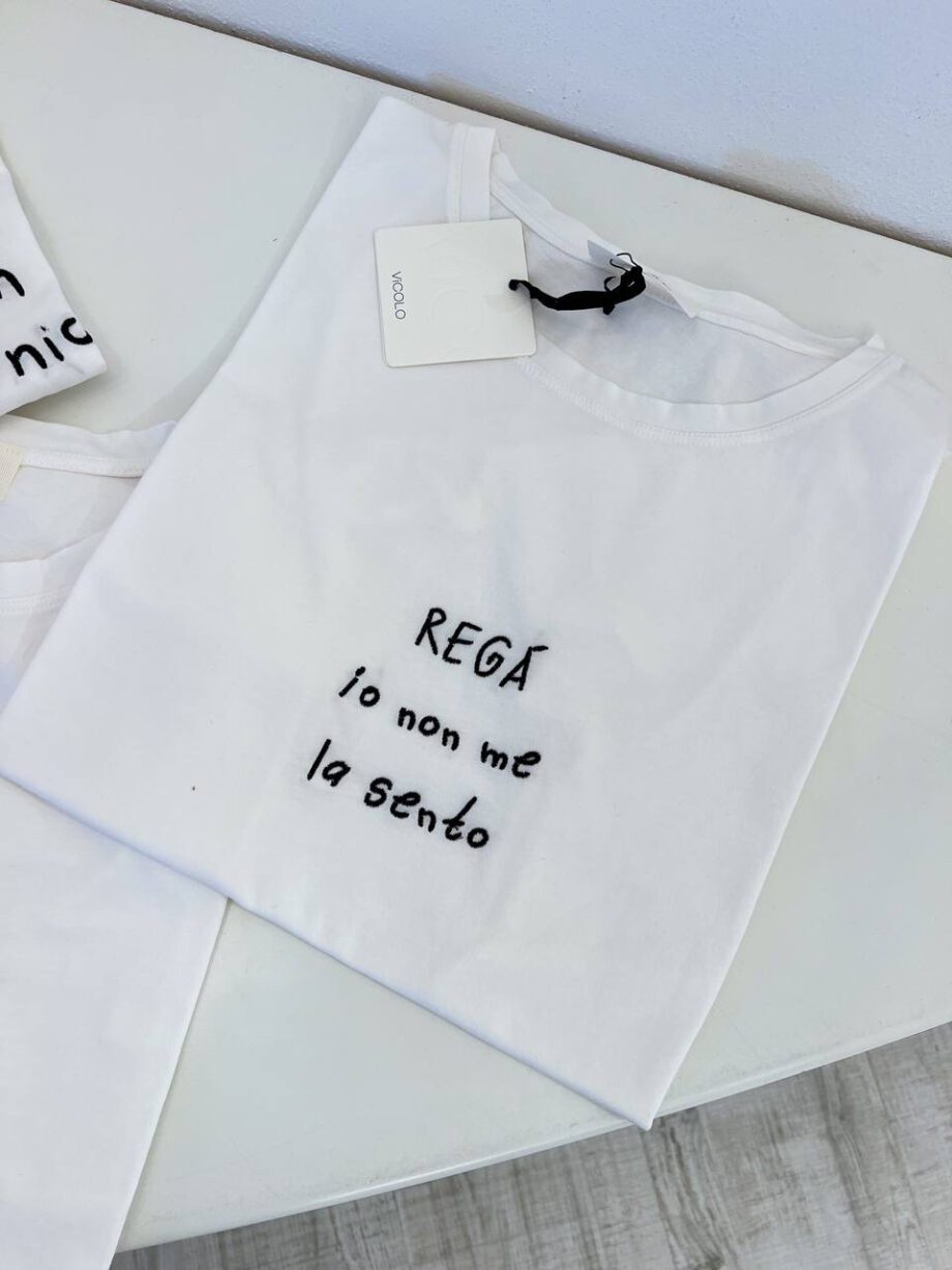 Shop Online T-shirt bianca con scritta ricamo centrale Vicolo