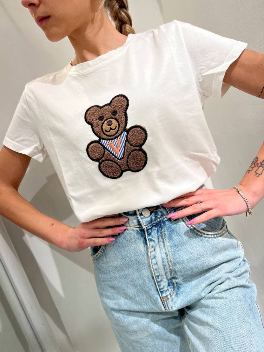 Shop Online T-shirt bianca con scritta patch orso Vicolo