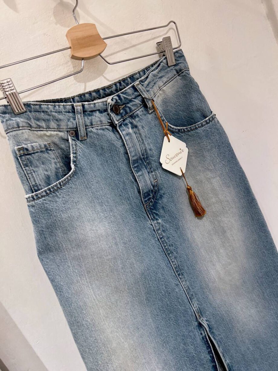 Shop Online Gonna lunga in jeans con spacco Souvenir