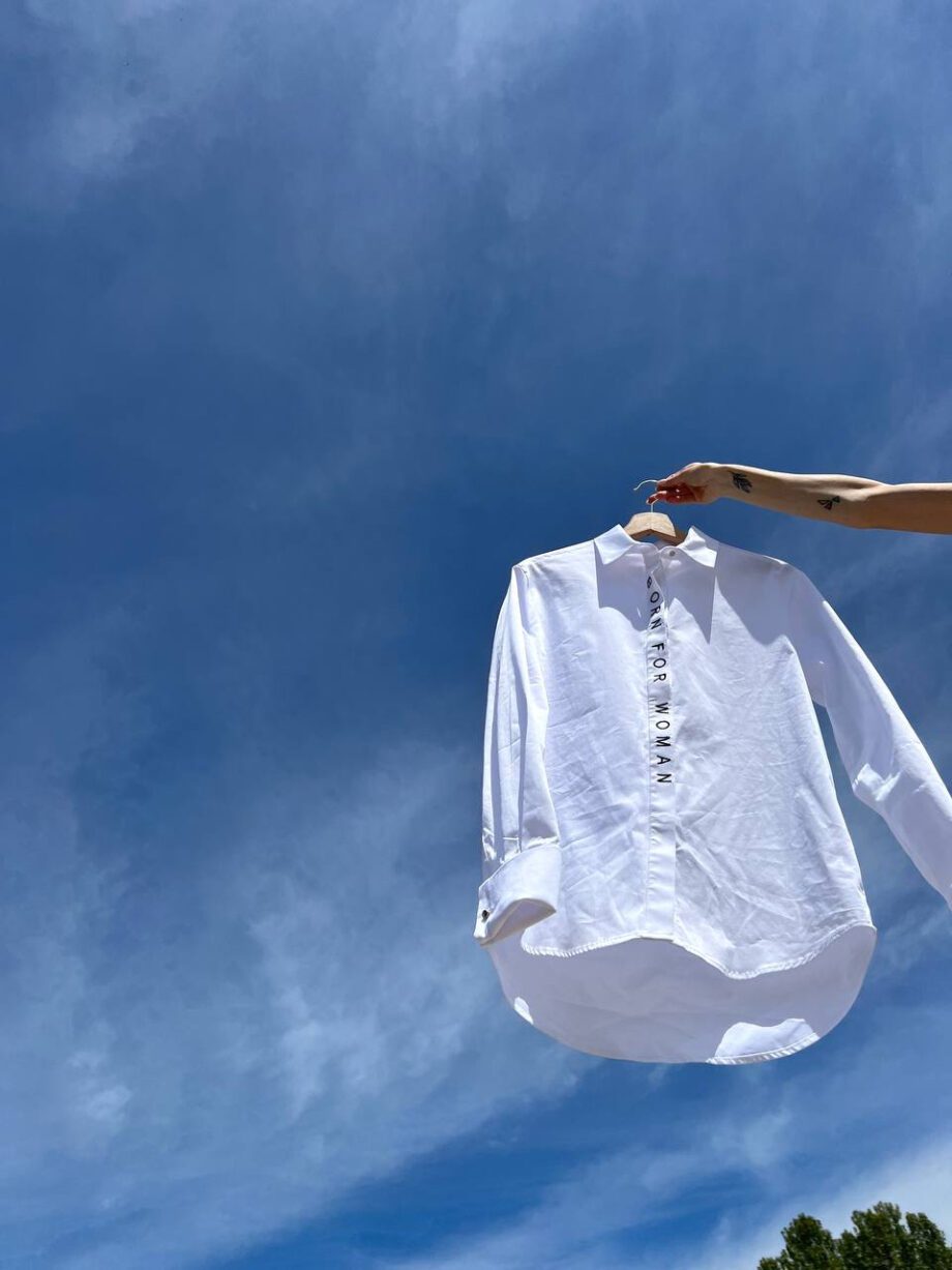 Shop Online Camicia bianca in cotone con scritta ricamo Revise