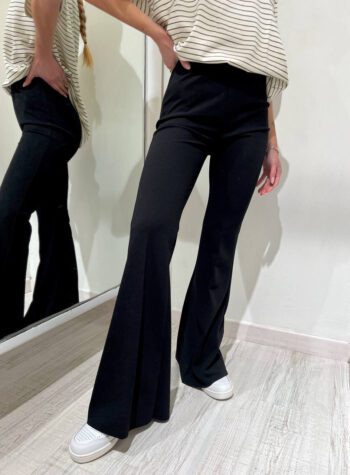 Shop Online Pantalone a zampa elasticizzato nero Vicolo