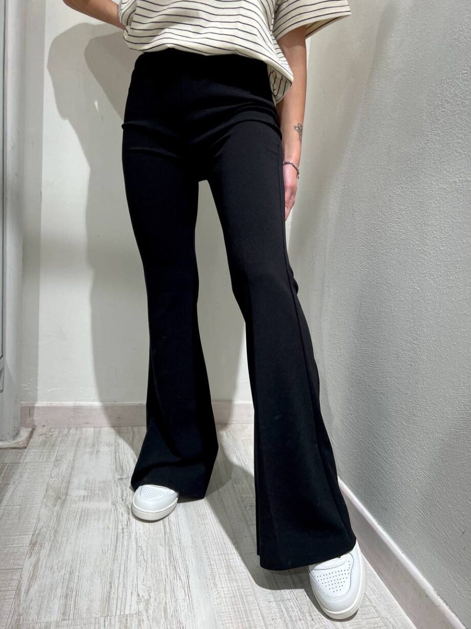 Shop Online Pantalone a zampa elasticizzato nero Vicolo