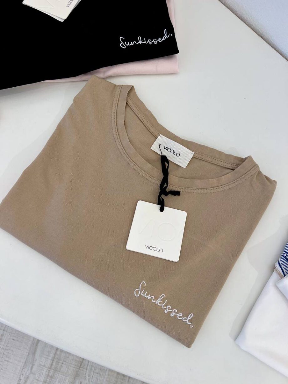 Shop Online T-shirt nocciola con ricamo Sunkissed Vicolo