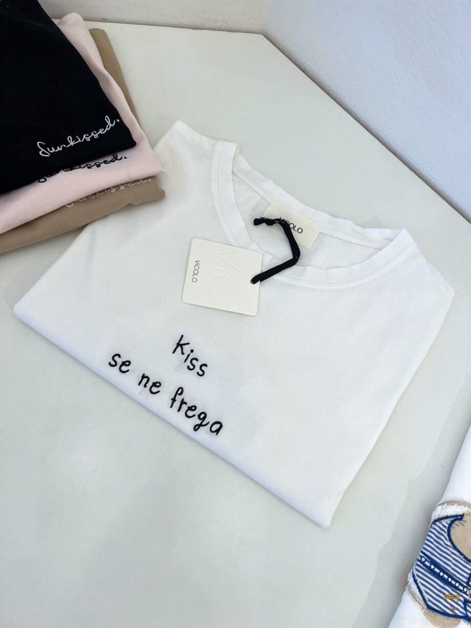 Shop Online T-shirt bianca con ricamo kiss se ne frega Vicolo