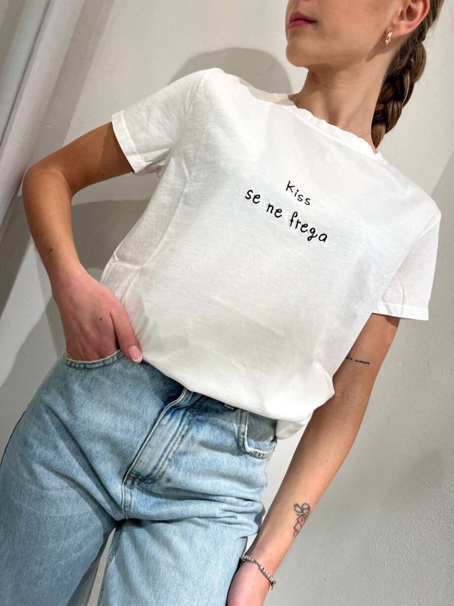 Shop Online T-shirt bianca con ricamo kiss se ne frega Vicolo