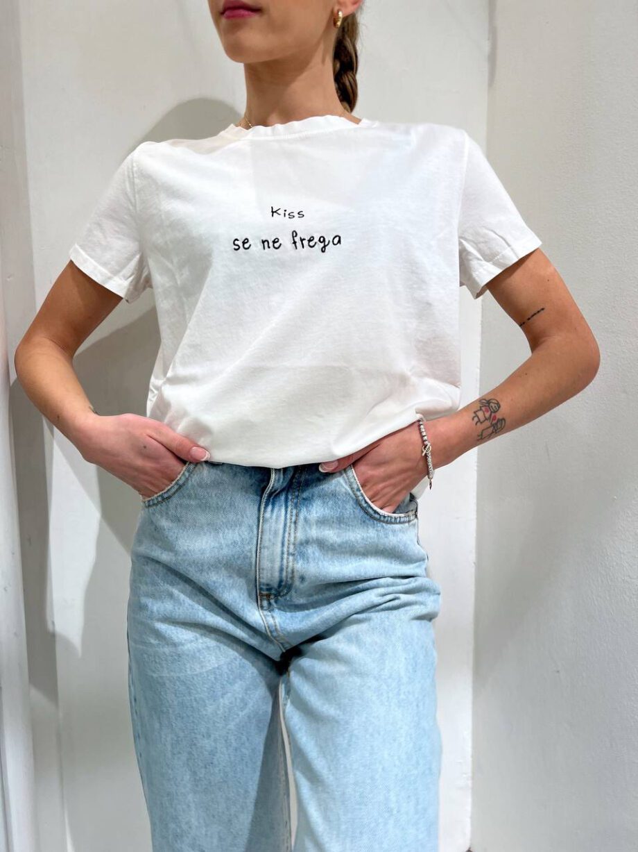 Shop Online T-shirt bianca con ricamo kiss se ne frega Vicolo