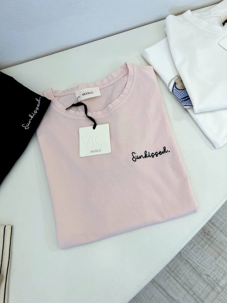 Shop Online T-shirt rosa con ricamo Sunkissed Vicolo