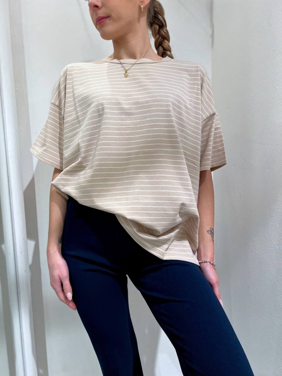 Shop Online T-shirt ampia a righe bianche e beige Vicolo