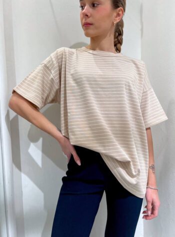 Shop Online T-shirt ampia a righe bianche e beige Vicolo