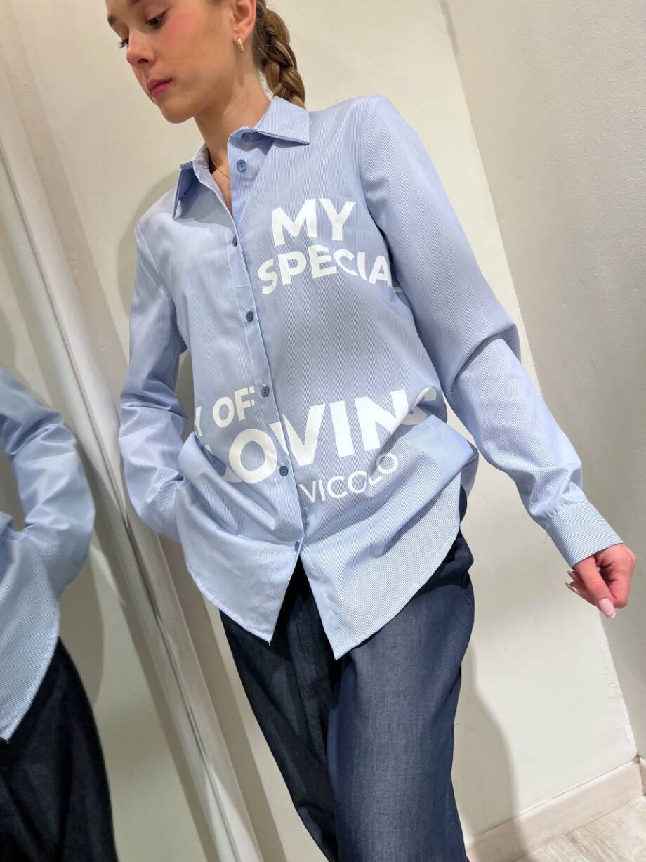 Shop Online Camicia a righe sottili bianca e azzurra scritta bianca Vicolo