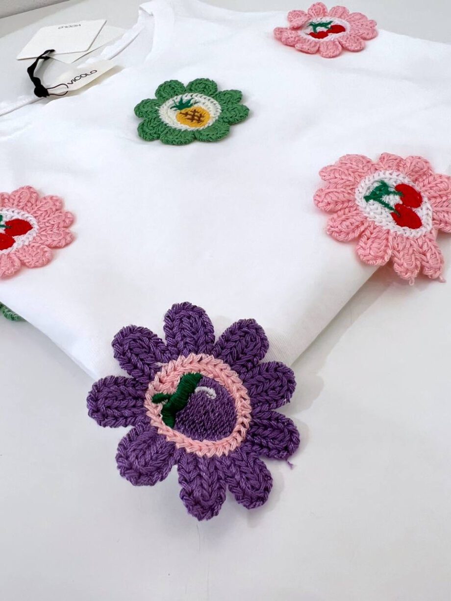 Shop Online T-shirt bianca con ricamo fiori colorati Vicolo