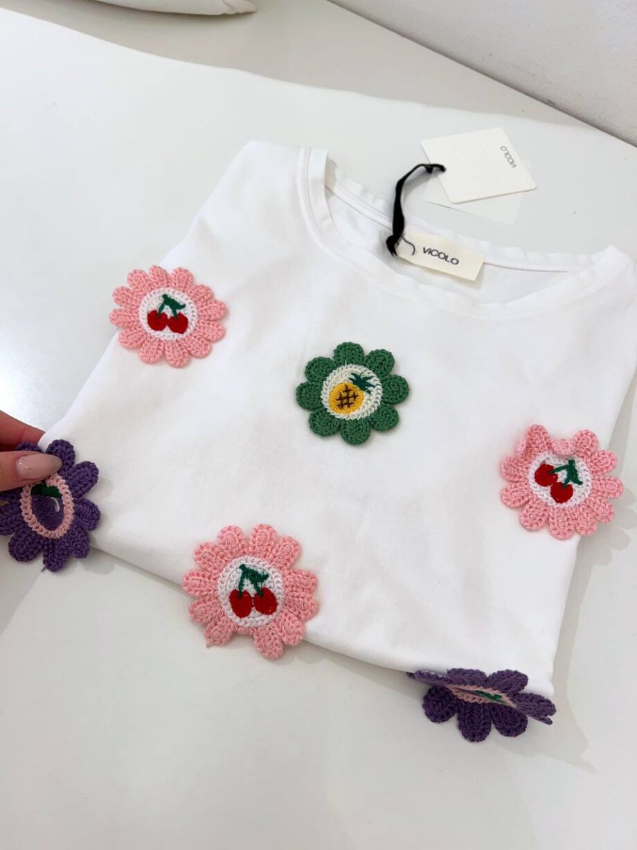 Shop Online T-shirt bianca con ricamo fiori colorati Vicolo