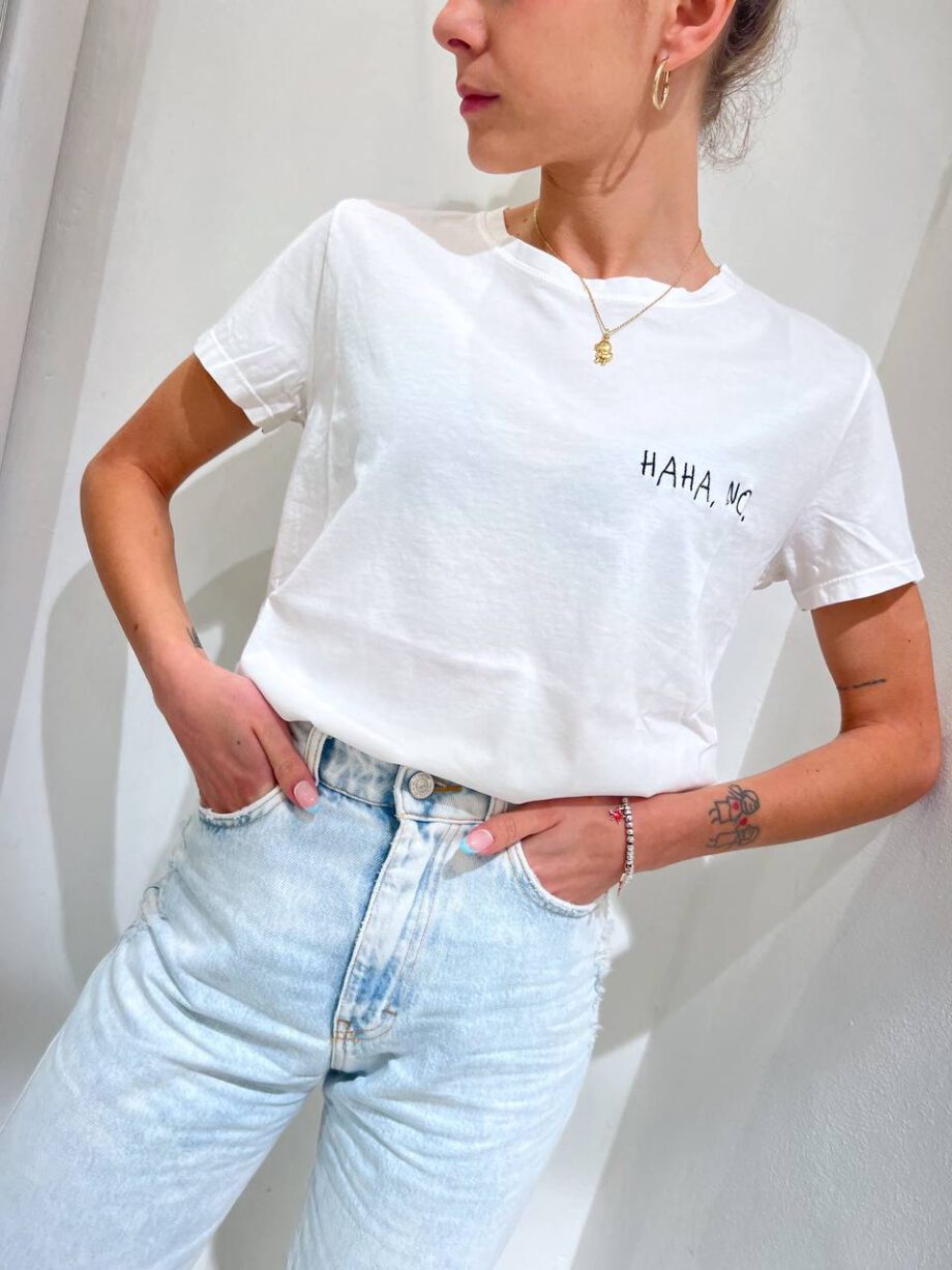 Shop Online T-shirt bianca con ricamo scritta Vicolo