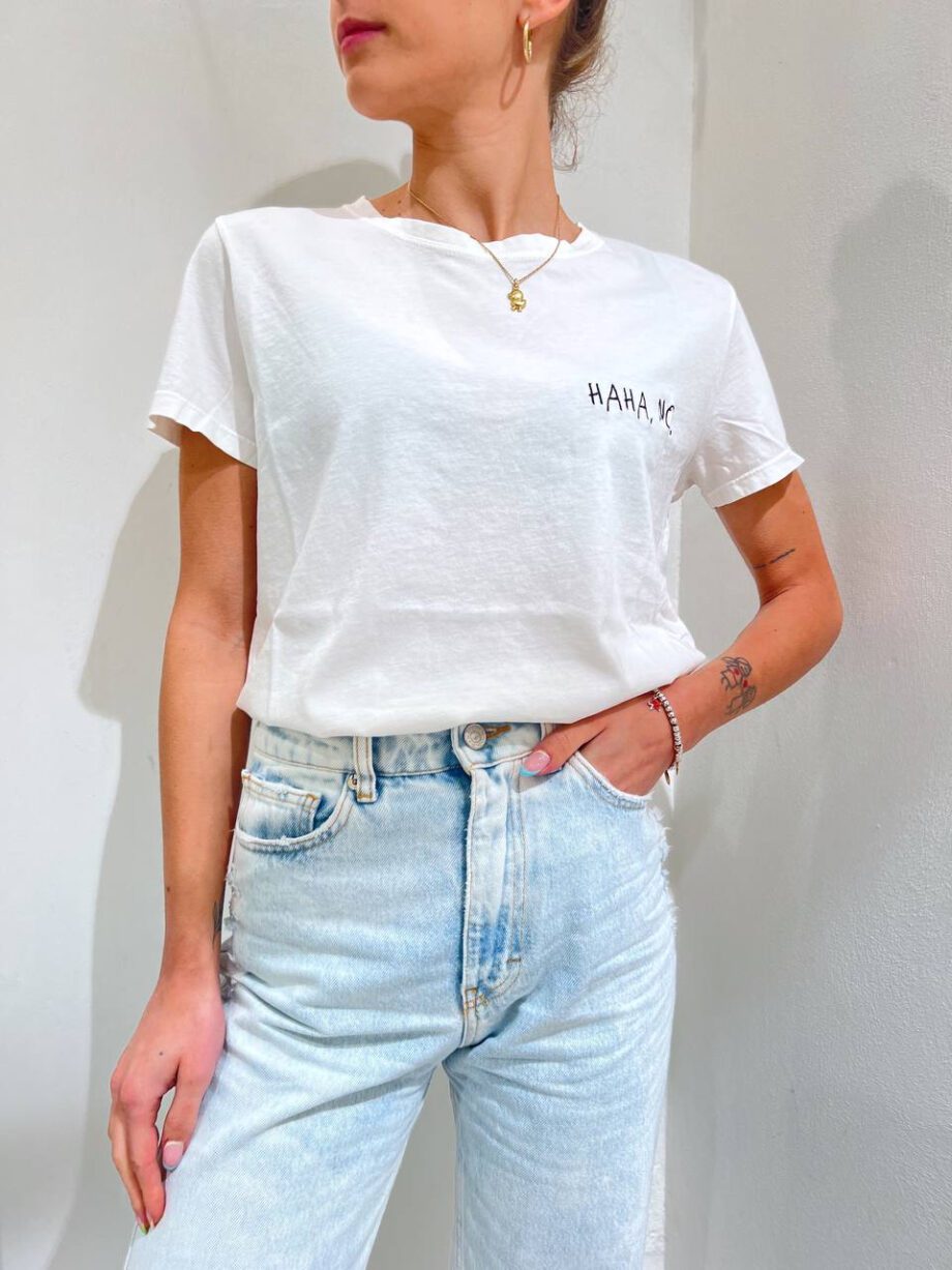 Shop Online T-shirt bianca con ricamo scritta Vicolo