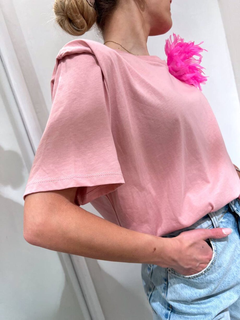 Shop Online T-shirt over rosa cipria con spalline imbottite e spilla Vicolo